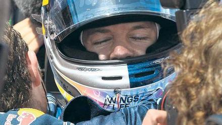 Doppeltes Glück. Sebastian Vettel freut sich über seinen zweiten Saisonsieg, Mark Webber (unten) muss froh sein, dass er seinen Flug unbeschadet überstanden hat. Fotos: dpa, Screenshot