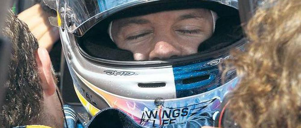 Doppeltes Glück. Sebastian Vettel freut sich über seinen zweiten Saisonsieg, Mark Webber (unten) muss froh sein, dass er seinen Flug unbeschadet überstanden hat. Fotos: dpa, Screenshot