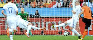 Arjen Robben unnachahmlich. Der slowakische Torwart Jan Mucha ahnt noch gar nicht, was ihm und seinem Team gleich blüht.