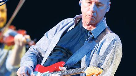Mann auf dem Stuhl. Mark Knopfler saß wegen einer Rückenverletzung. Foto: Davids