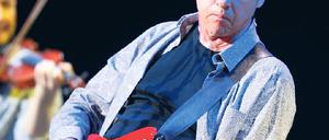 Mann auf dem Stuhl. Mark Knopfler saß wegen einer Rückenverletzung. Foto: Davids