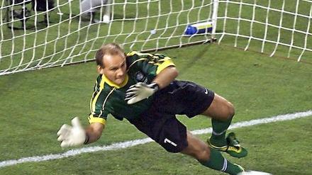 So soll es nicht wieder kommen: Am 7. Juli 1998 pariert der brasilianische Torwart Taffarel den Schuss des Niederländers Ronald De Boer vom Elfmeterpunkt. Brasilien gewann das WM-Halbfinale im Stade Velodrome von Marseille gegen die Niederlande mit 4:2 nach Elfmeterschießen.