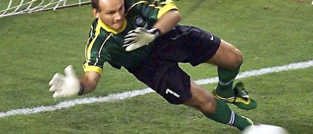 So soll es nicht wieder kommen: Am 7. Juli 1998 pariert der brasilianische Torwart Taffarel den Schuss des Niederländers Ronald De Boer vom Elfmeterpunkt. Brasilien gewann das WM-Halbfinale im Stade Velodrome von Marseille gegen die Niederlande mit 4:2 nach Elfmeterschießen.