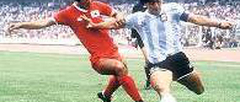 Taekwondo gegen den Fußballgott: Maradona bei einer südkoreanischen Attacke.