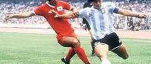 Taekwondo gegen den Fußballgott: Maradona bei einer südkoreanischen Attacke.