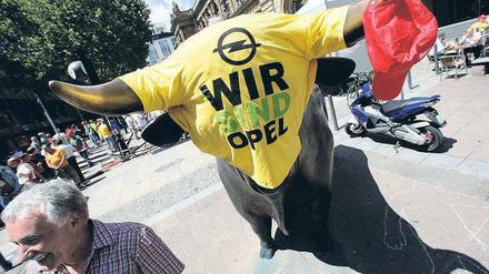 „Wir sind die Realwirtschaft.“ Opel-Mitarbeiter demonstrierten vor der Frankfurter Börse. Dort stehen Bulle und Bär als Symbol für steigende und fallende Aktienkurse. Foto: ddp