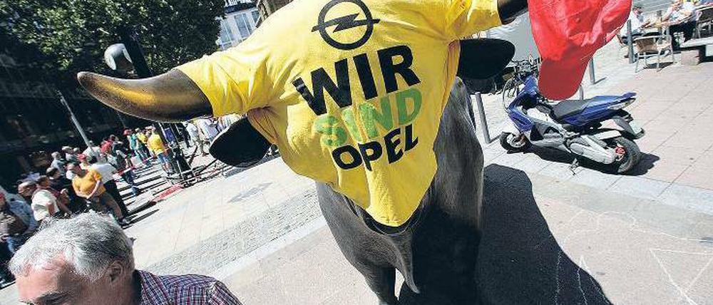 „Wir sind die Realwirtschaft.“ Opel-Mitarbeiter demonstrierten vor der Frankfurter Börse. Dort stehen Bulle und Bär als Symbol für steigende und fallende Aktienkurse. Foto: ddp