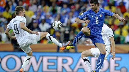 Abtasten: Die Torschützen Shane Smeltz (l.) und Vincenzo Iaquinta.