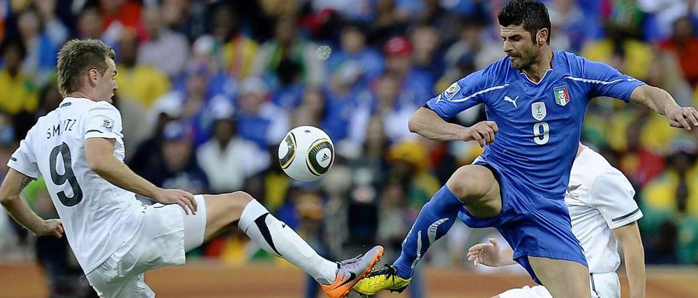 Abtasten: Die Torschützen Shane Smeltz (l.) und Vincenzo Iaquinta.