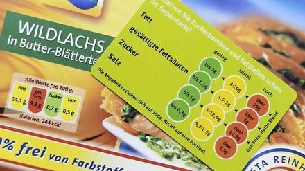 Die Ampel-Kennzeichnung ist ein Vorschlag, wie über den Gehalt eines Produkts etwa an Fett, Salz oder Zucker informiert werden soll.