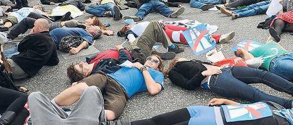 Blockade auf der Kreuzung. Fünf Minuten dauerte am Sonntag der Flashmob an der Oberbaumbrücke, mit dem gegen den Ausbau der A 100 demonstriert wurde. 