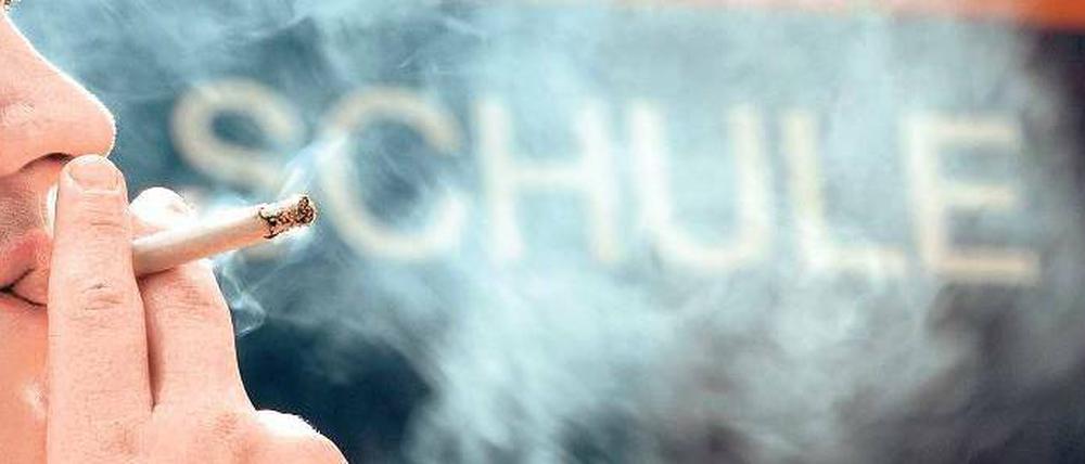 Verbotener Qualm. Das Rauchen auf dem Schulgelände bleibt untersagt. Allerdings könnte der Streit bis zum Bundesverfassungsgericht gehen. Foto: p.a./dpa