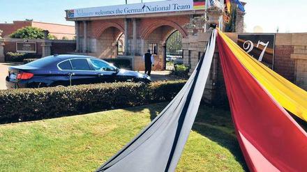 Beflaggt und abgeschottet. Im Hotel Velmore Grande sollen die deutschen Spieler Ruhe im WM-Trubel finden. Foto: dpa
