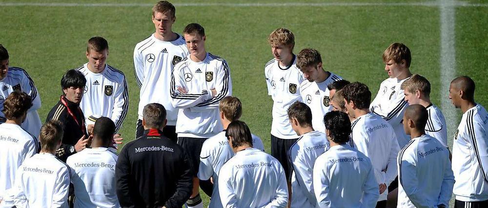 Joachim Löw erklärt die Taktik gegen Serbien