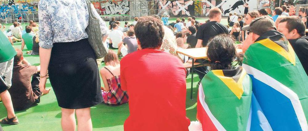 Mehr als 2000 Fans schauten sich am Freitag in unserem WM-Quartier die Eröffnungsfeier an. Noch mehr waren es, als die Gastgeber gegen Mexiko spielten. Heute beim Auftakt des deutschen Teams wird das Astra wohl bis zum letzten Platz gefüllt sein.