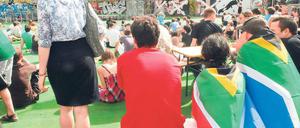 Mehr als 2000 Fans schauten sich am Freitag in unserem WM-Quartier die Eröffnungsfeier an. Noch mehr waren es, als die Gastgeber gegen Mexiko spielten. Heute beim Auftakt des deutschen Teams wird das Astra wohl bis zum letzten Platz gefüllt sein.