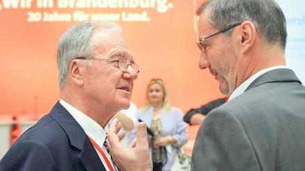 Gründungsvater und Landesvater. Zum ersten Mal seit seinem Rücktritt 2002 hielt Manfred Stolpe, hier mit Ministerpräsident Matthias Platzeck (re.), eine große Parteitagsrede. Sie war zugleich sein politisches Testament. Foto: Settnik/dpa