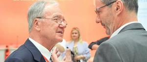 Gründungsvater und Landesvater. Zum ersten Mal seit seinem Rücktritt 2002 hielt Manfred Stolpe, hier mit Ministerpräsident Matthias Platzeck (re.), eine große Parteitagsrede. Sie war zugleich sein politisches Testament. Foto: Settnik/dpa