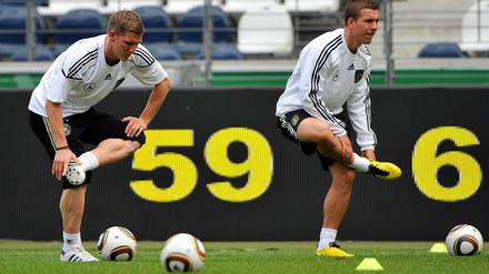 Beine der Nation. Bastian Schweinsteiger (links) und Lukas Podolski dehnen sich für ihren ersten WM-Auftritt am heutigen Sonntag.
