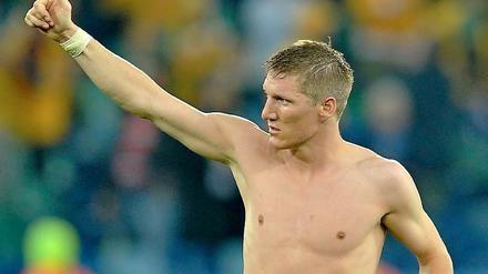 Schal vergessen. Schweinsteiger bejubelt freimütig seinen Sieg gegen Australien. Seine Grippe hat er nun überwunden.