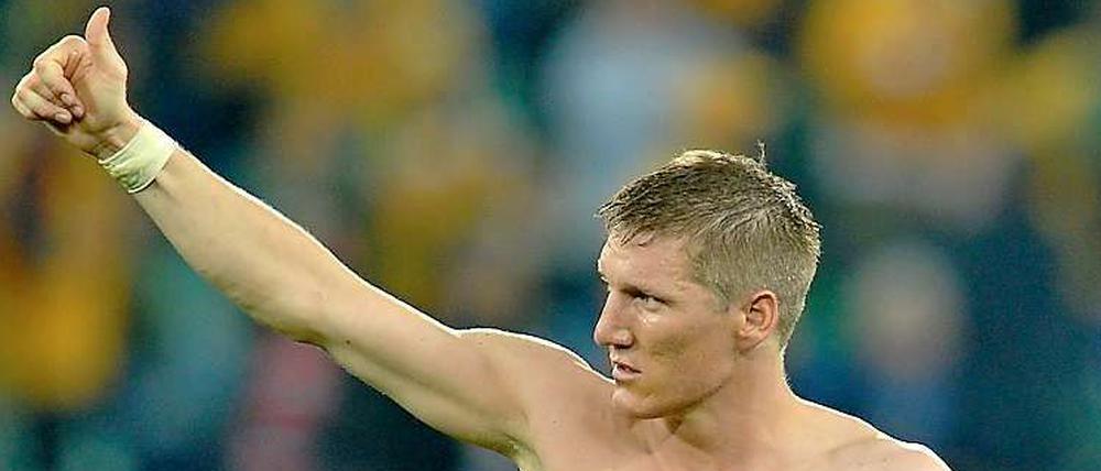 Schal vergessen. Schweinsteiger bejubelt freimütig seinen Sieg gegen Australien. Seine Grippe hat er nun überwunden.