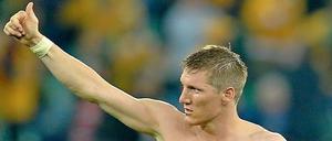 Schal vergessen. Schweinsteiger bejubelt freimütig seinen Sieg gegen Australien. Seine Grippe hat er nun überwunden.