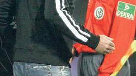 Was nun? Die Trainer Jürgen Luginger (Oberhausen, l.) und Claus-Dieter Wollitz (Osnabrück) diskutieren mit dem Schiedsrichter-Assistenten Christian Leicher (r.), wie es weitergeht, nachdem Leichers Assistenten-Kollege krank ausgefallen ist. Foto: dpa