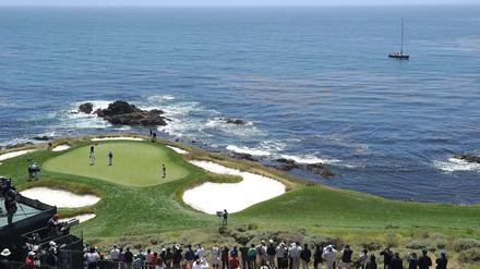 Von wenig langweilig? Der Platz bei den US Open in Pebble Beach ist spektakulär, besonders die siebte Spielbahn (siehe Bild) hat es in sich.