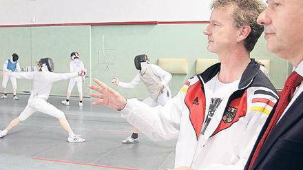 Im Sportforum beobachtete Klaus Wowereit auch die Fechter beim Training. Foto: Davids