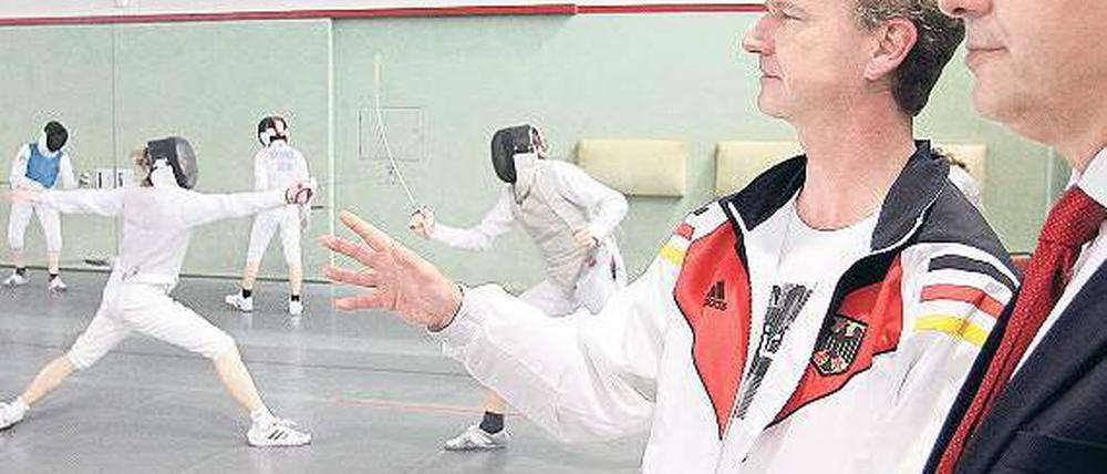 Im Sportforum beobachtete Klaus Wowereit auch die Fechter beim Training. Foto: Davids