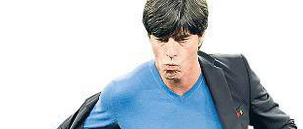 Joachim Löw (50) erschien zu Deutschlands Auftakt bei der Weltmeisterschaft in kornblumenblau. 