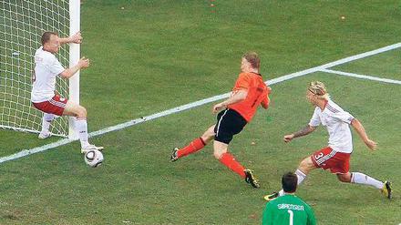 Drin ist drin. Dirk Kuyt verwandelt einen Abpraller zum glücklichen 2:0