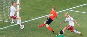 Drin ist drin. Dirk Kuyt verwandelt einen Abpraller zum glücklichen 2:0