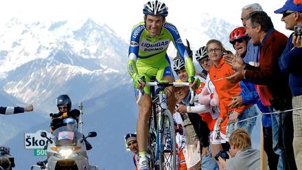 Zuschauer feuern den Italiener Ivan Basso auf der 16. Etappe des Giro d'Italia an.