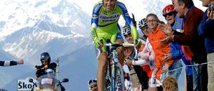 Zuschauer feuern den Italiener Ivan Basso auf der 16. Etappe des Giro d'Italia an.