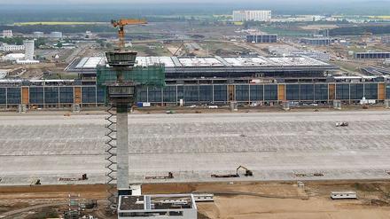 Das Richtfest am Flughafen BBI wurde schon vergangenen Mai gefeiert. Wie feierlich der Ausbau weitergeht, ist fraglich.