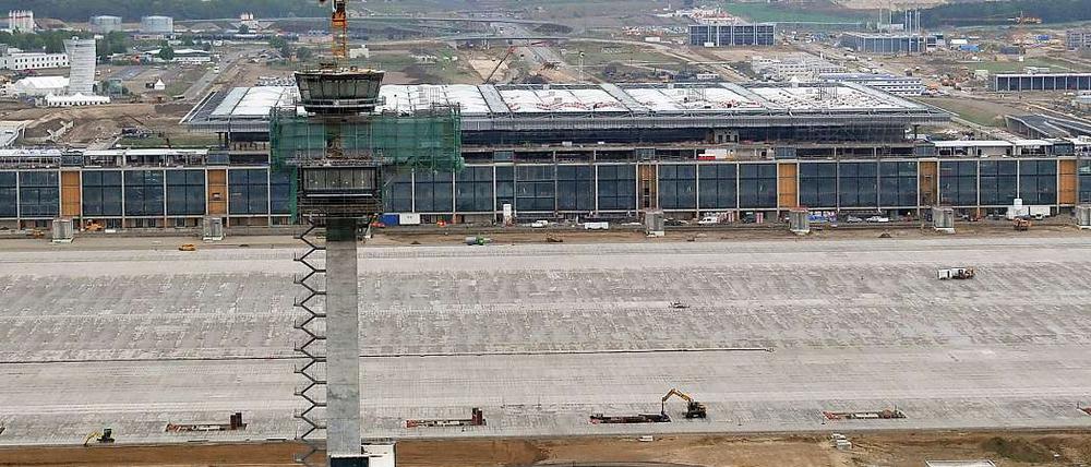 Das Richtfest am Flughafen BBI wurde schon vergangenen Mai gefeiert. Wie feierlich der Ausbau weitergeht, ist fraglich.