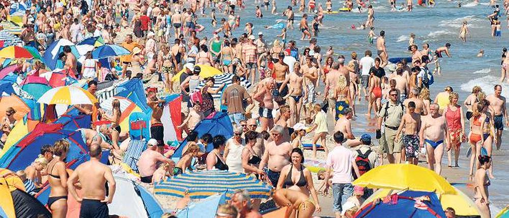 Sommer an der Ostsee – an heißen Tagen könnte es wieder so voll werden wie hier im August 2009 in Binz auf Rügen. Foto: Stefan Sauer/dpa/tmn
