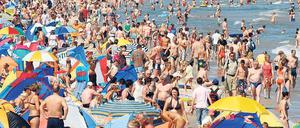 Sommer an der Ostsee – an heißen Tagen könnte es wieder so voll werden wie hier im August 2009 in Binz auf Rügen. Foto: Stefan Sauer/dpa/tmn