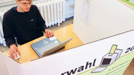 Aktives Wahlrecht ab 16? Bislang konnten Jugendliche nur spielerisch, beispielsweise bei sogenannten Junior-Wahlen an Schulen, mit abstimmen. SPD, Grüne und Linke wollen das bereits für die Wahl zum Abgeordnetenhaus im nächsten Jahr ändern. Foto: picture-alliance/ZB