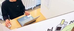 Aktives Wahlrecht ab 16? Bislang konnten Jugendliche nur spielerisch, beispielsweise bei sogenannten Junior-Wahlen an Schulen, mit abstimmen. SPD, Grüne und Linke wollen das bereits für die Wahl zum Abgeordnetenhaus im nächsten Jahr ändern. Foto: picture-alliance/ZB