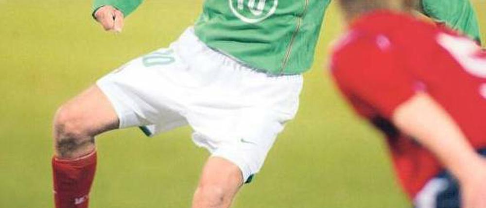 Achtung: fertig machen. Gleich klemmt sich Blanco den Ball zwischen die Füße.