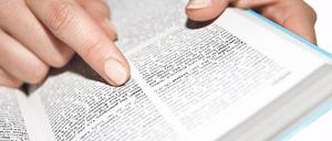 Falsch gelernt. In der Schule wird uns beigebracht, Wort für Wort sorgfältig zu lesen. Das muss man abschütteln, Füllwörter links liegen lassen zum Beispiel. So nimmt das Tempo zu, aber das Verständnis leidet nicht. Foto: dpa