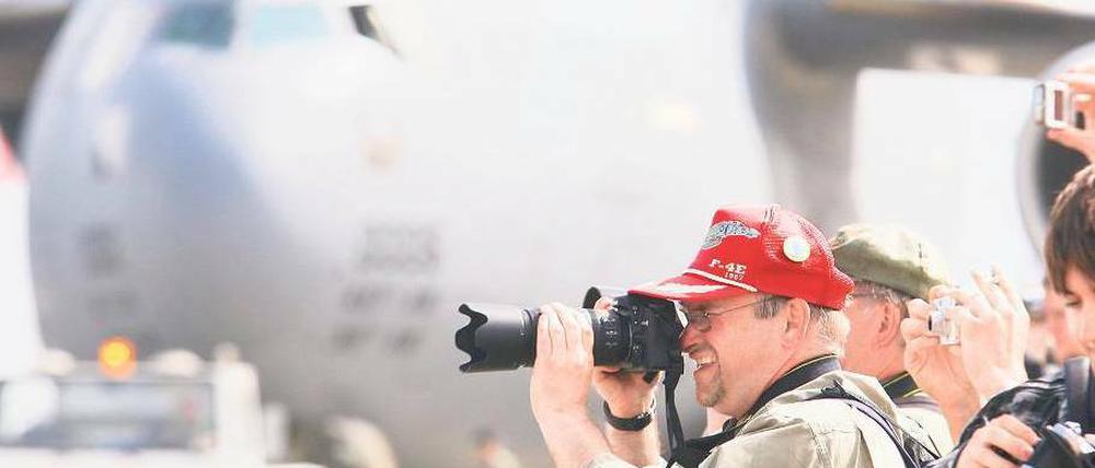 Zuschauerattraktion. Hunderttausende haben die letzte Luftfahrtausstellung in Schönefeld besucht. Doch das Gelände wird künftig für den neuen Flughafen gebraucht. Die Ila muss umziehen. Foto: ddp