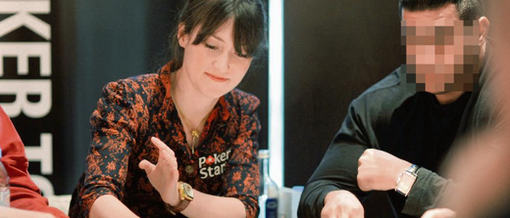 Pokern mit Promi: Charlotte Roche saß beim Turnier im Hyatt neben dem jetzt als Drahtzieher des Überfalls verdächtigten Spieler.