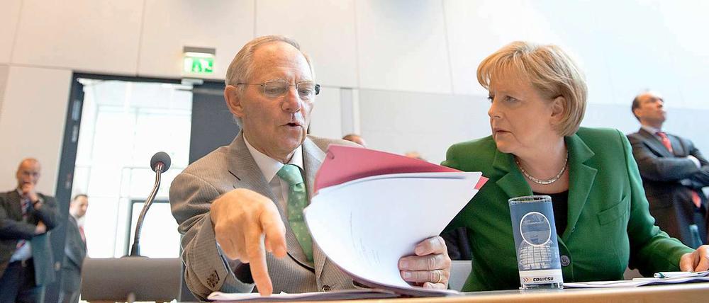 Kanzlerin Angela Merkel und Finanzminister Wolfgang Schäuble bei der Fraktionssitzung. Die Kritik am Sparpaket nimmt zu.
