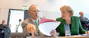 Kanzlerin Angela Merkel und Finanzminister Wolfgang Schäuble bei der Fraktionssitzung. Die Kritik am Sparpaket nimmt zu.