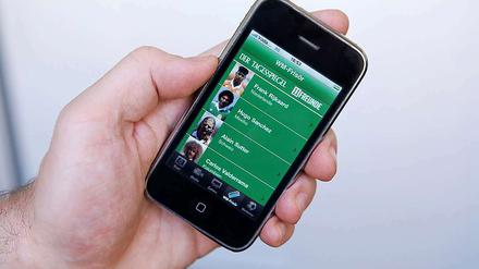 Verpassen Sie Ihren Freunden beim Public Viewing mit unserer iPhone-App die Frisuren der berühmtesten WM-Haarmodelle - Rijkaard, Valderrama und all die anderen.