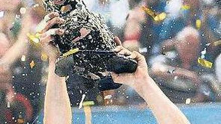 Neuer Pokal, neuer Modus, nicht ganz neuer Sieger. Kiels Kapitän Ahlm. Foto: ddp