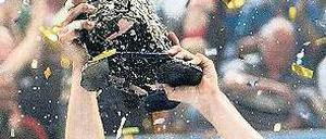 Neuer Pokal, neuer Modus, nicht ganz neuer Sieger. Kiels Kapitän Ahlm. Foto: ddp
